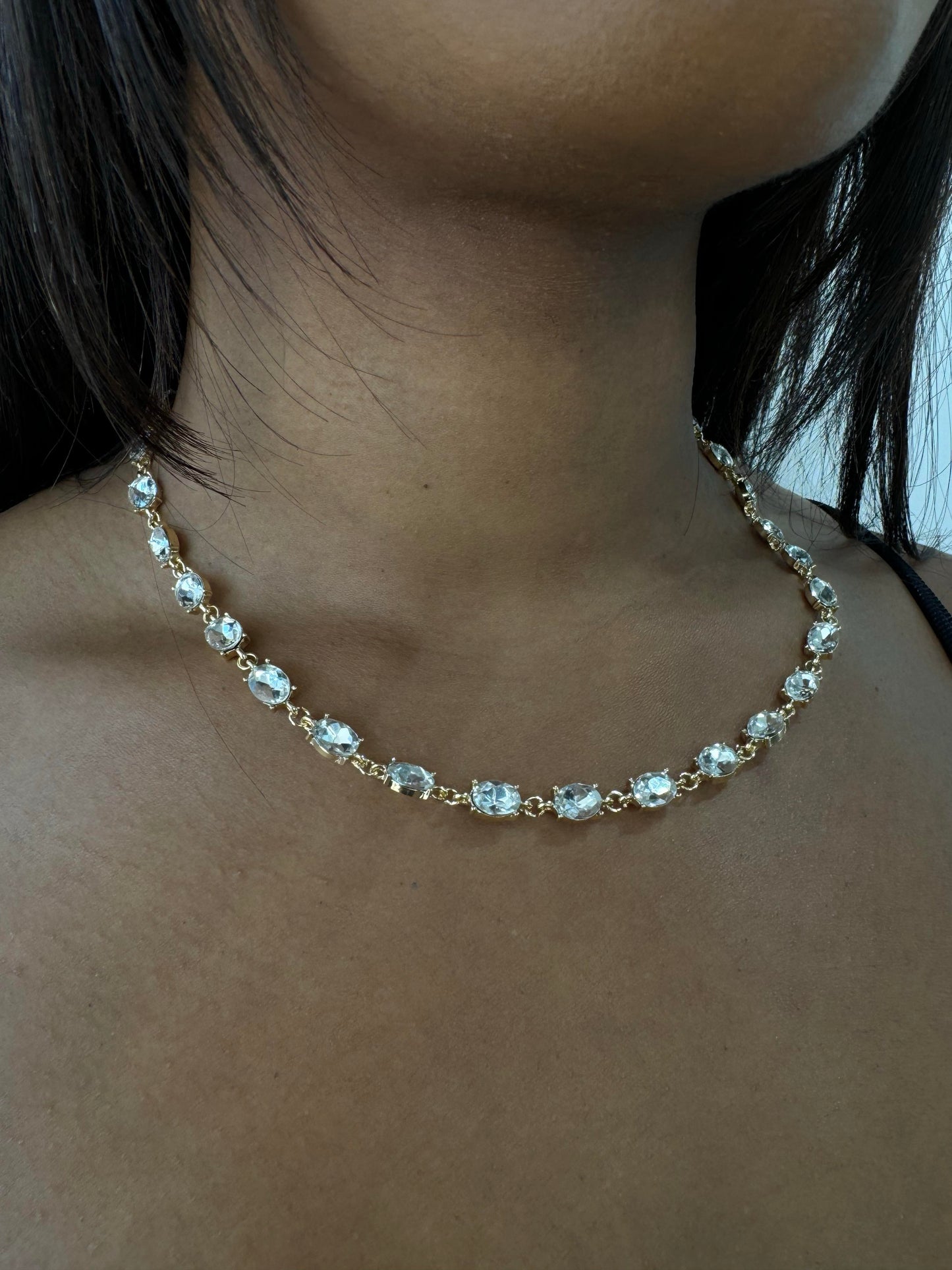 Chic Unisex Oval Stone Necklace With Gold Detail