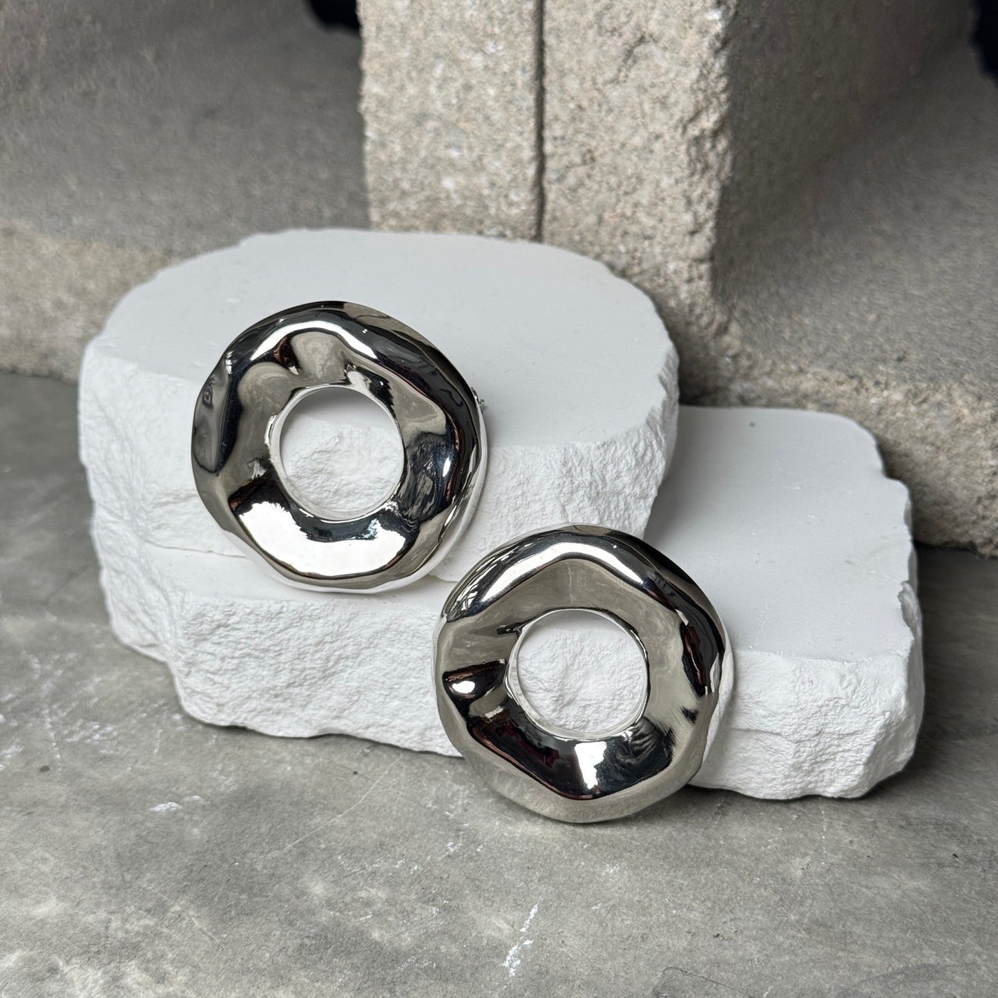 Flow Cutout Circle Earrings