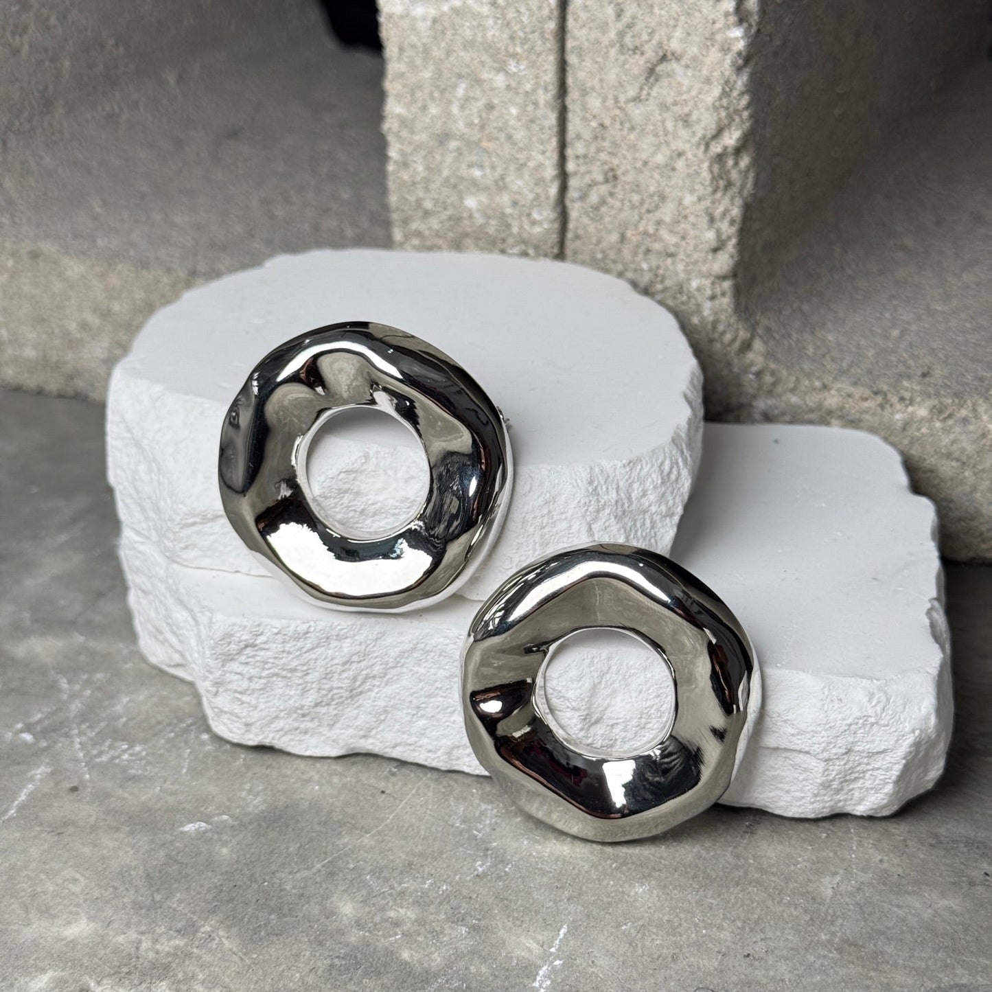 Flow Cutout Circle Earrings