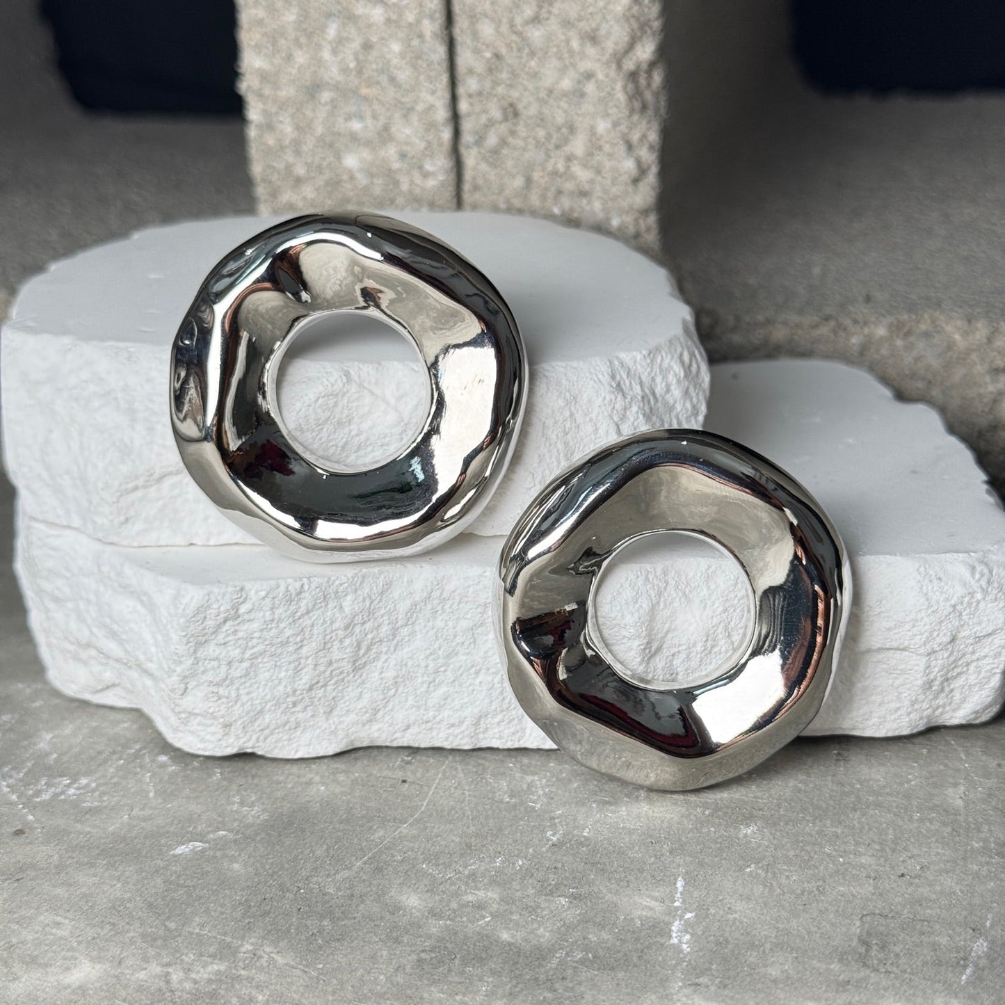 Flow Cutout Circle Earrings