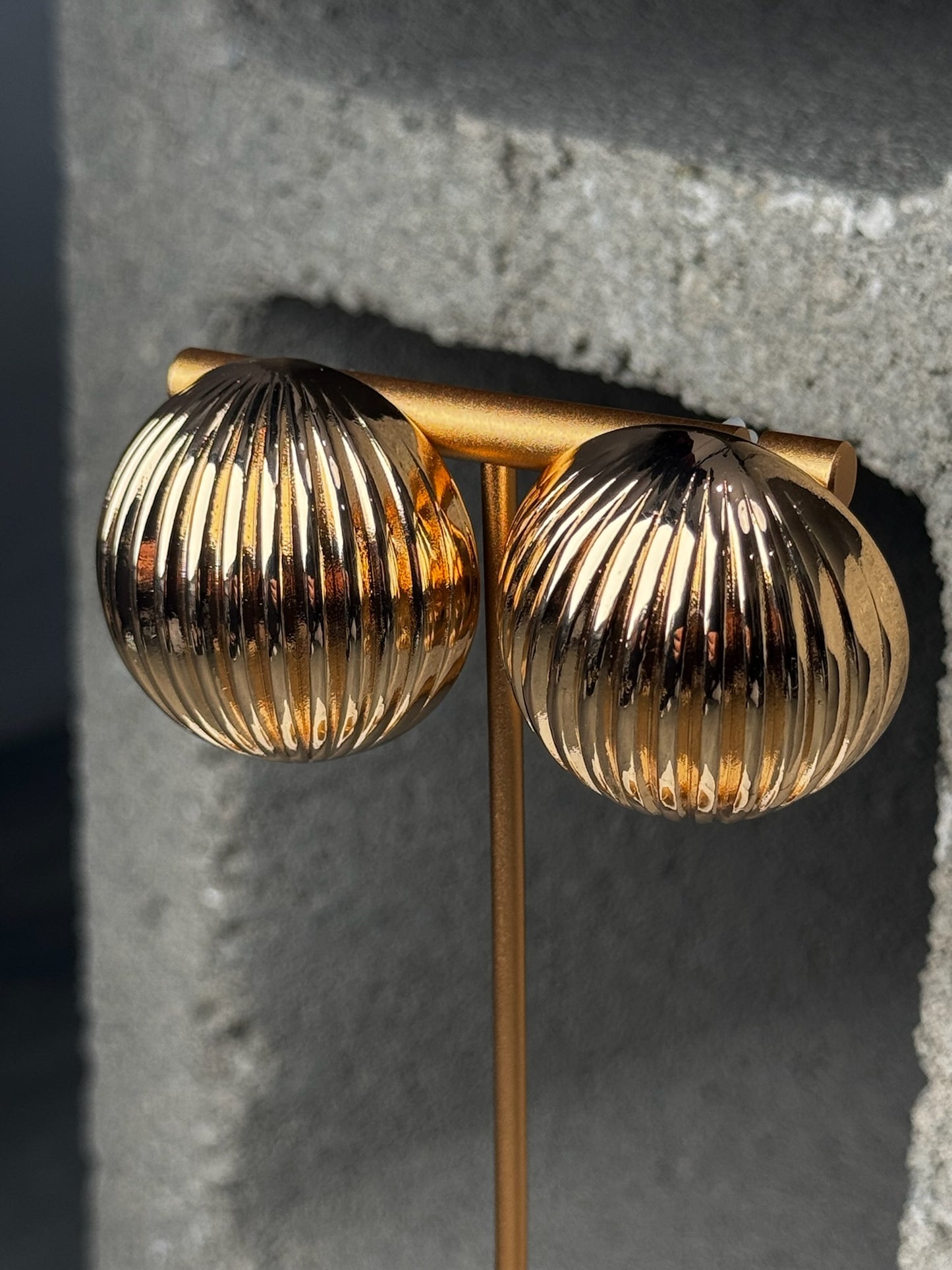 Lovebyte Ribbed Studs