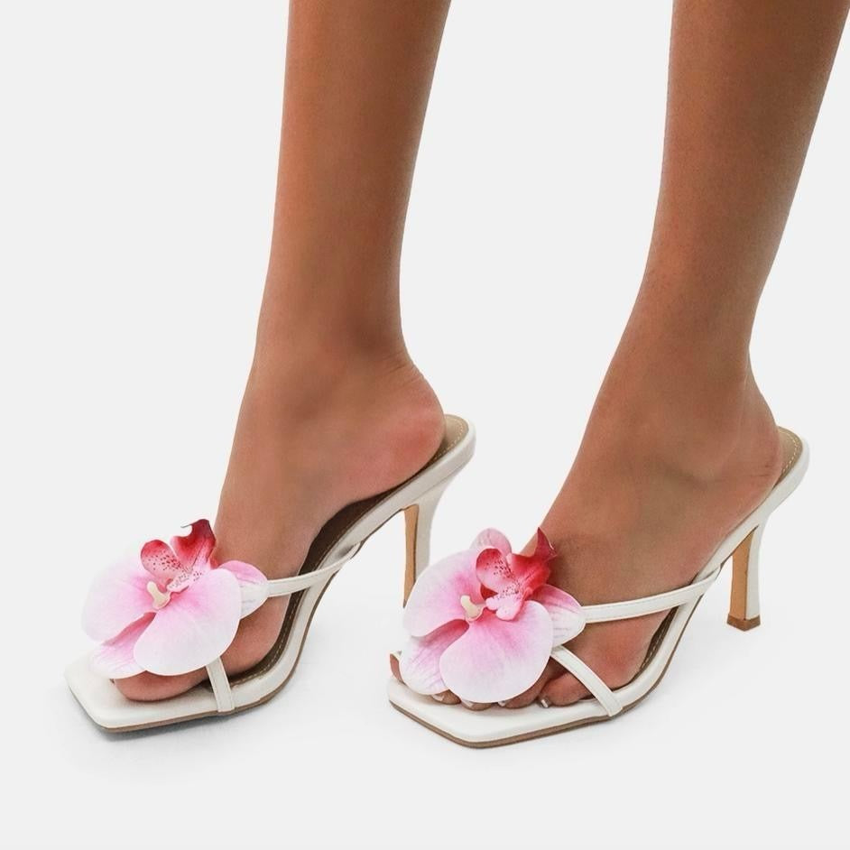 Artemis Flower Thong Heel Resort '25 Trendy Accessory for Versatile Outfits with Elegant Flower Design
