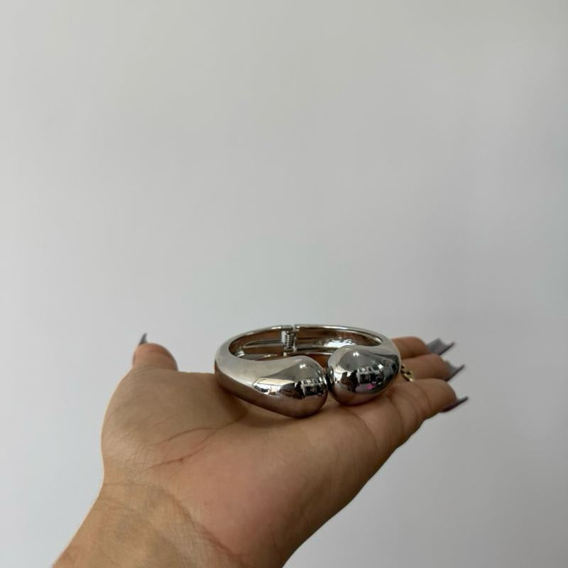 Bold Silver Layer Bracelet - Modern Layer Design with Sleek Finish - Versatile Accessory for Any Outfit