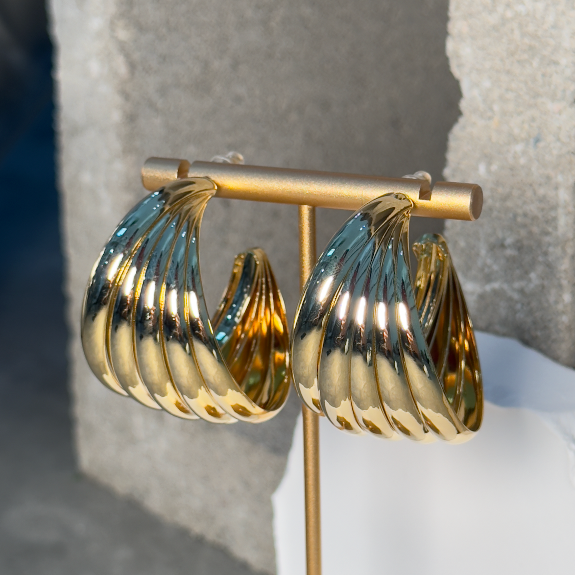 Medium Chunky Twisted Ribbed Hoop Earrings - Gold-Tone Fashion Accessory for Stylish Looks