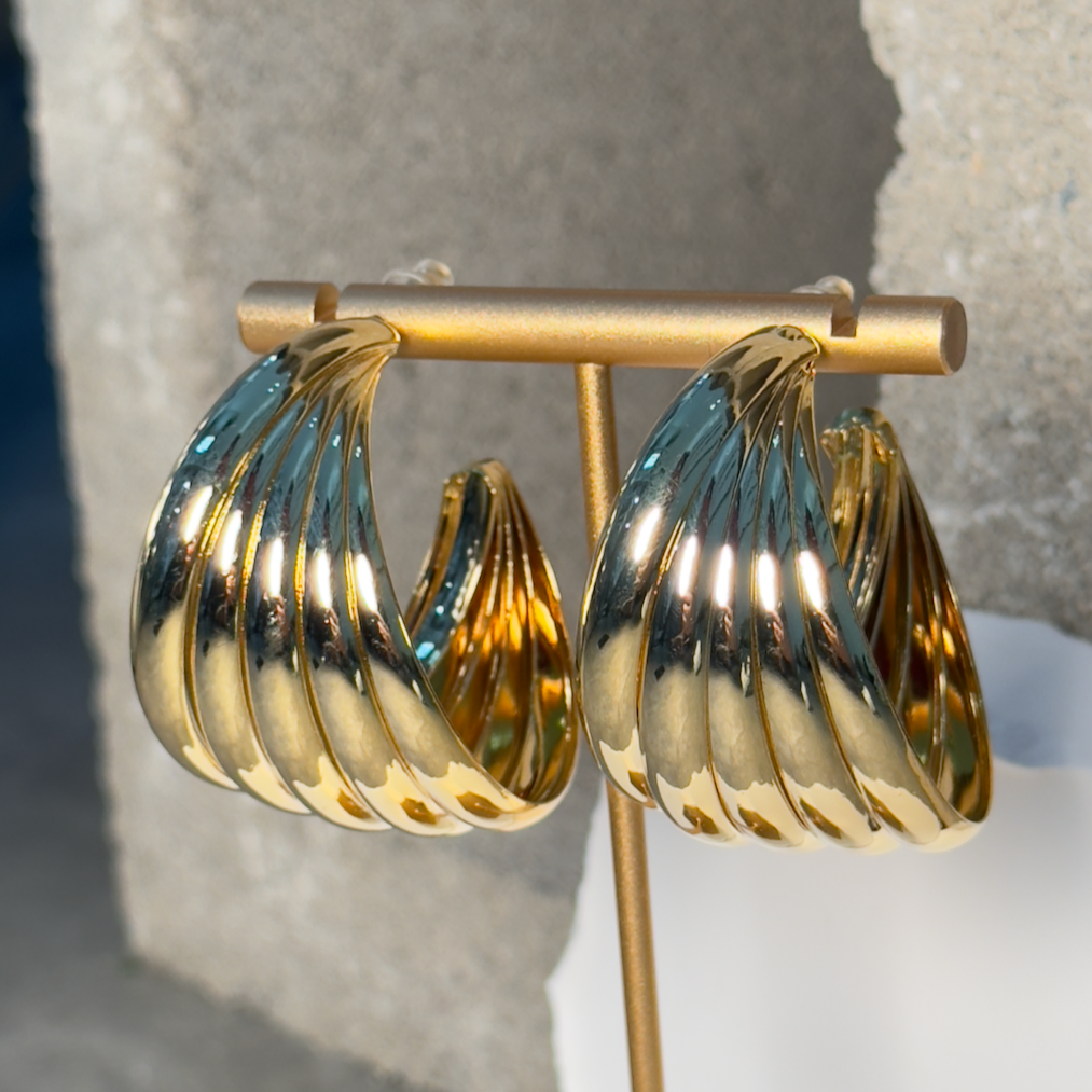 Medium Chunky Twisted Ribbed Hoop Earrings - Gold-Tone Fashion Accessory for Stylish Looks