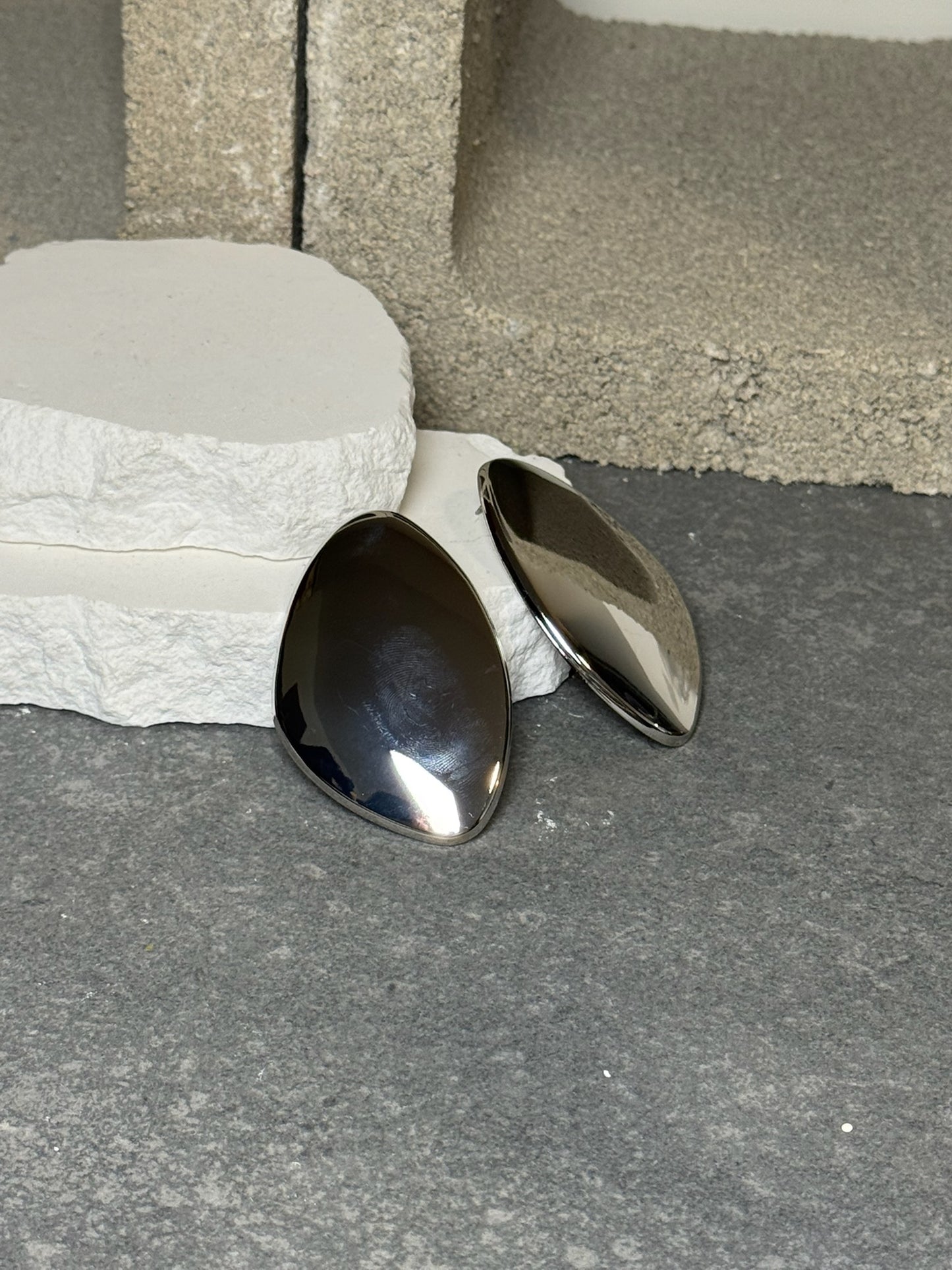 The Main Character Metal Plate Earrings