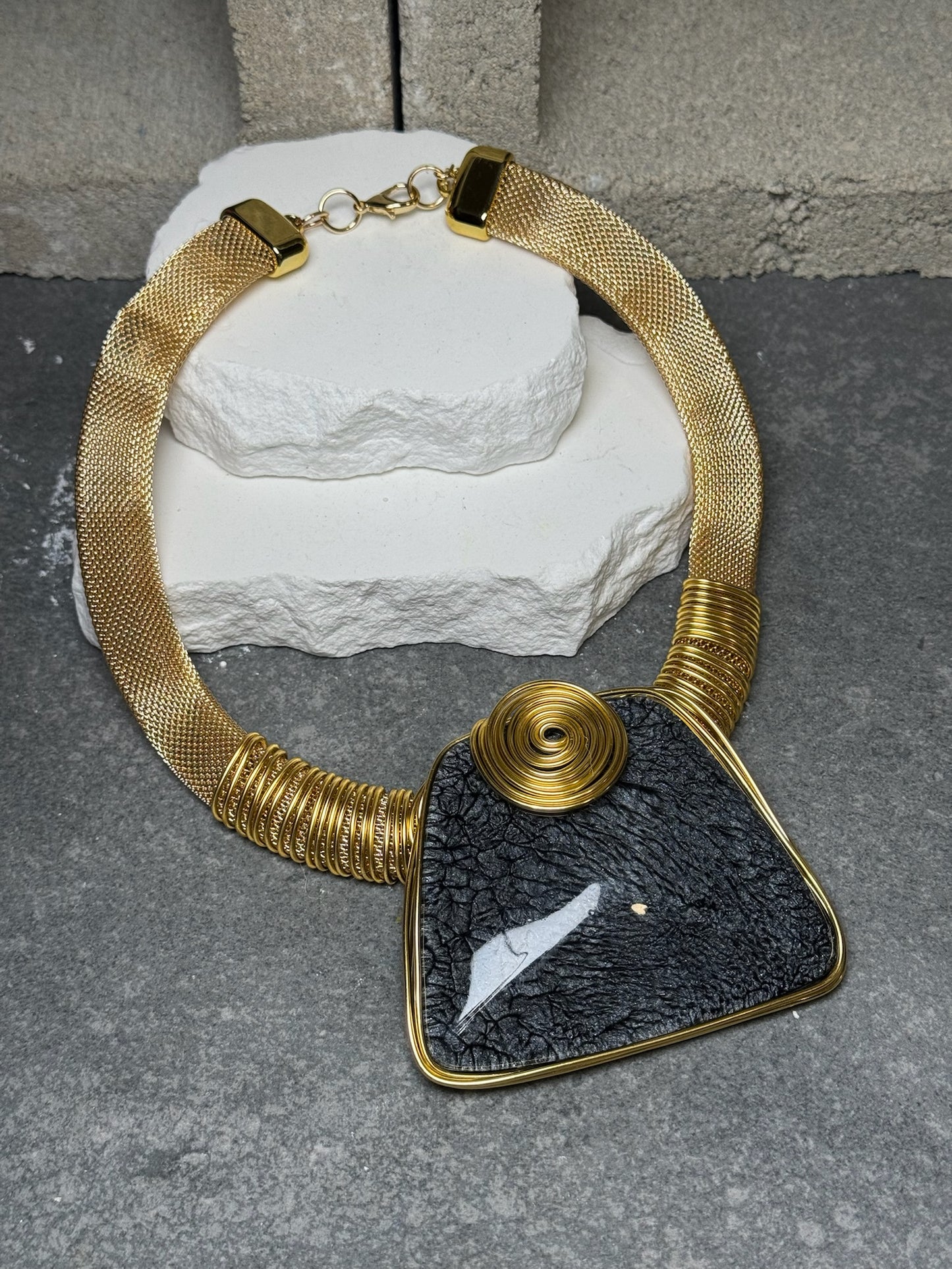 Point Of View Geometric Choker 23"