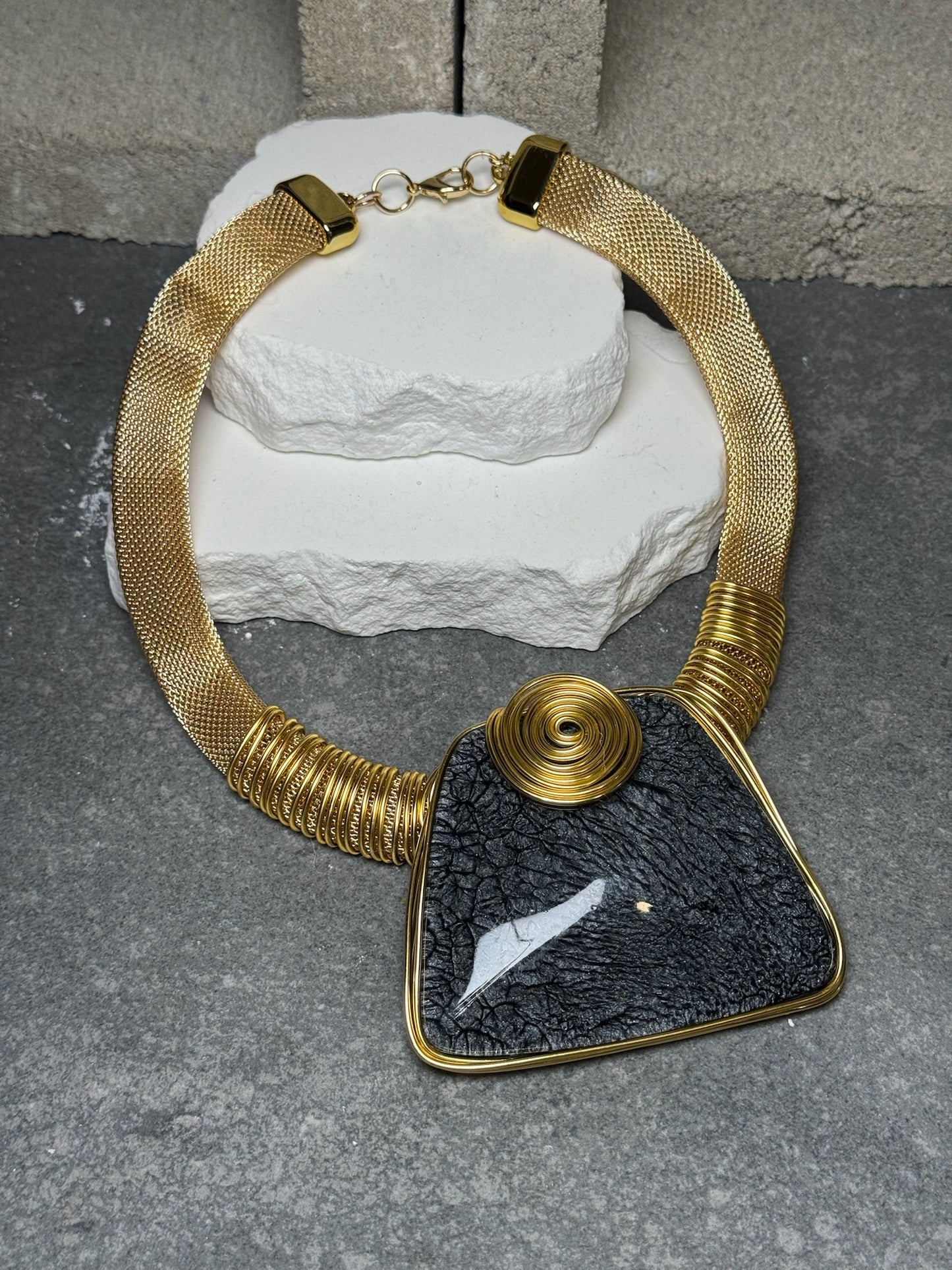 Point Of View Geometric Choker 23"