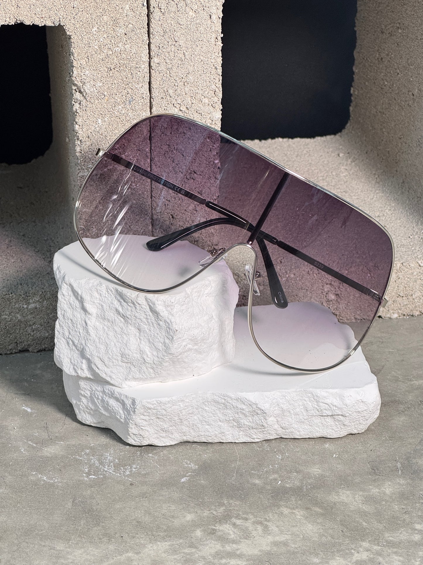 Video Vixen Oversized Sunglasses - Bold Ombre Lenses & Chunky Frame for Y2K Baddie Style - Perfect for Female Fashionistas