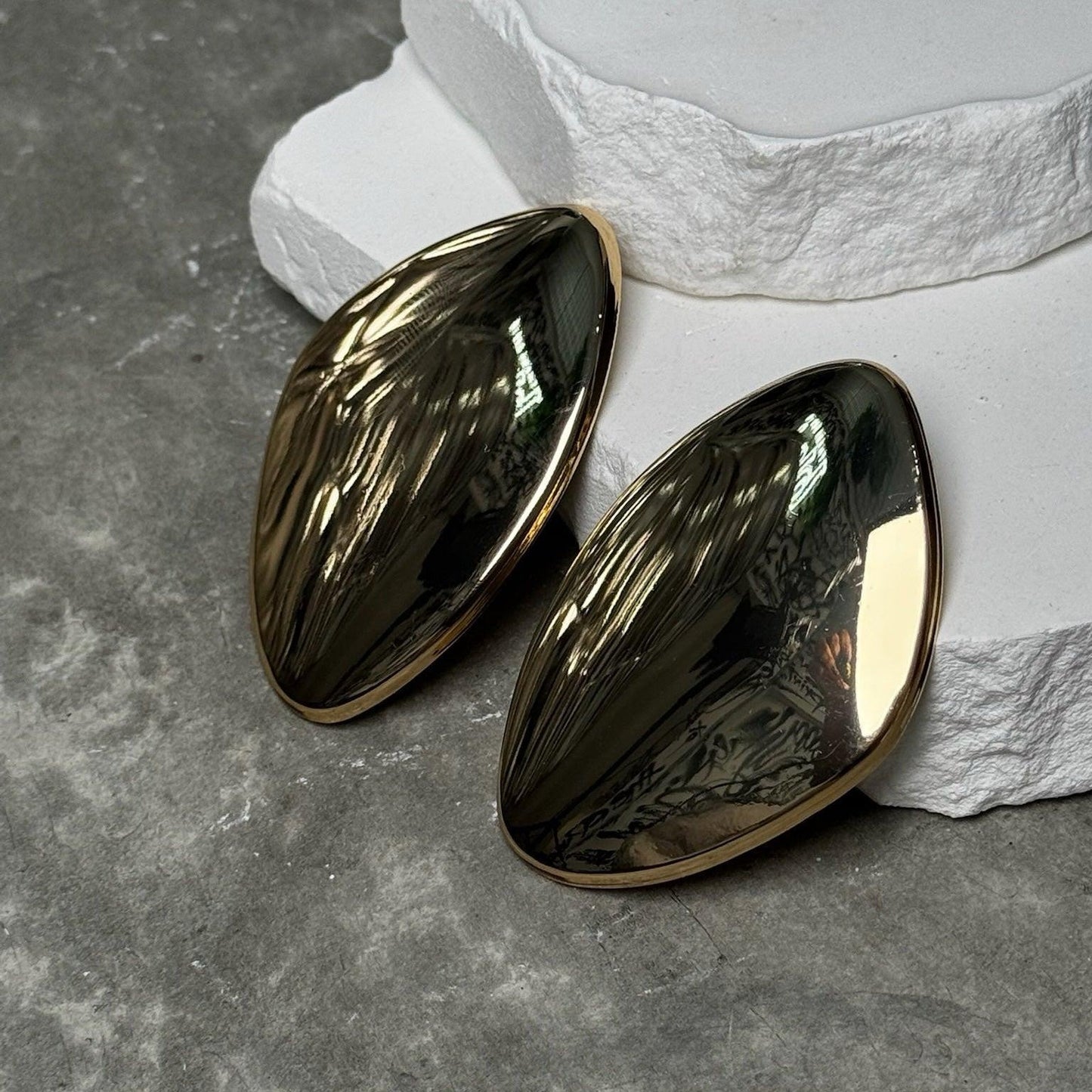 The Main Character Metal Plate Earrings