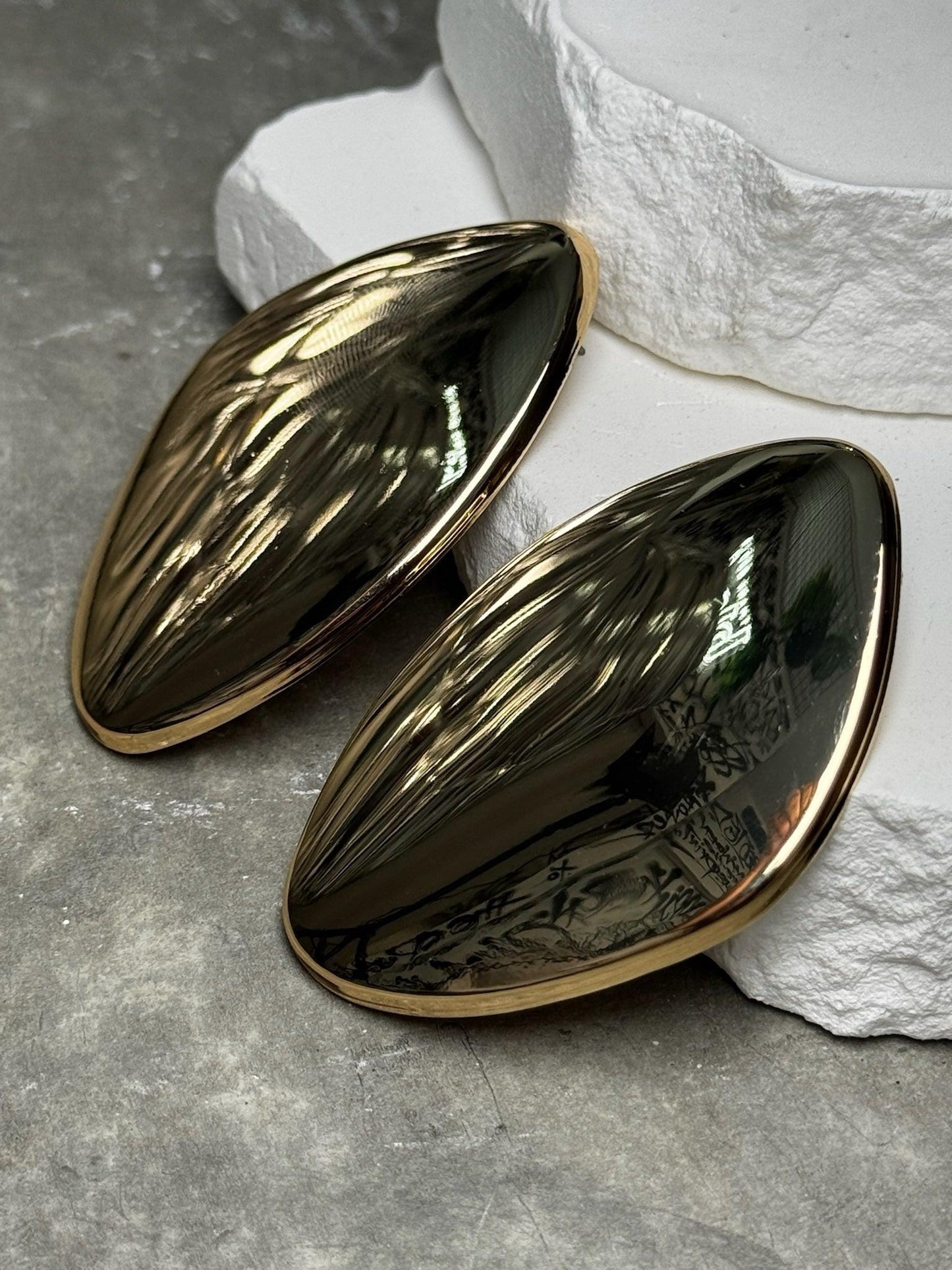 The Main Character Metal Plate Earrings