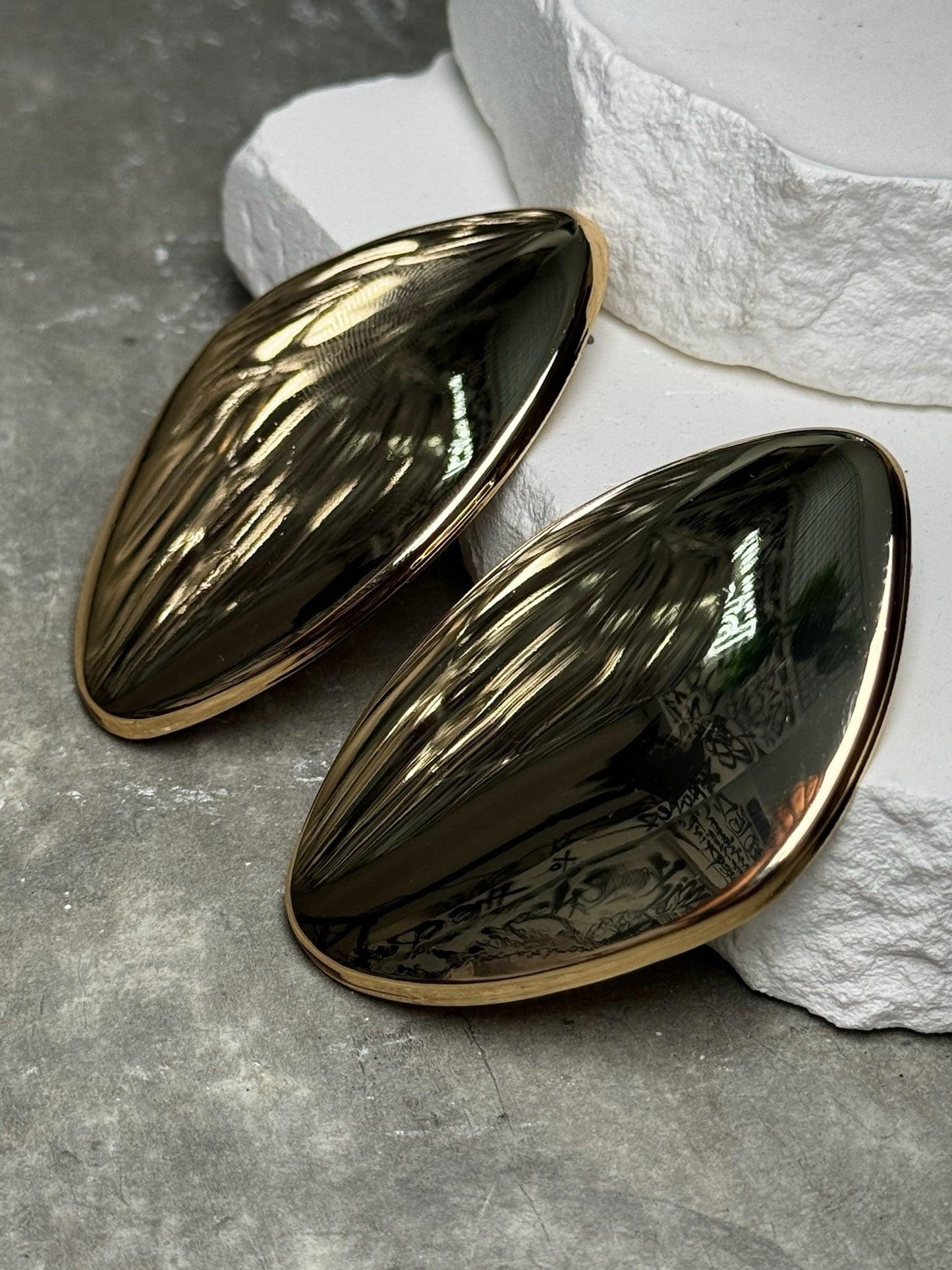 The Main Character Metal Plate Earrings