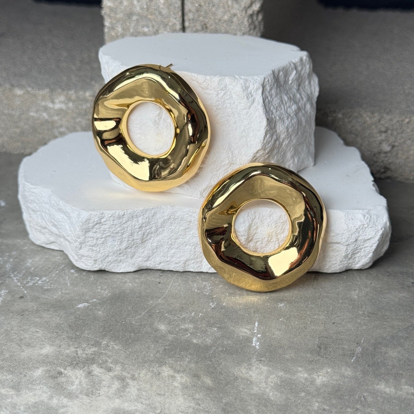 Flow Cutout Circle Earrings