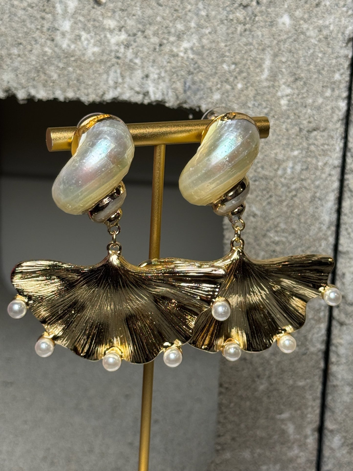 Fan Behavior Pearl Earrings