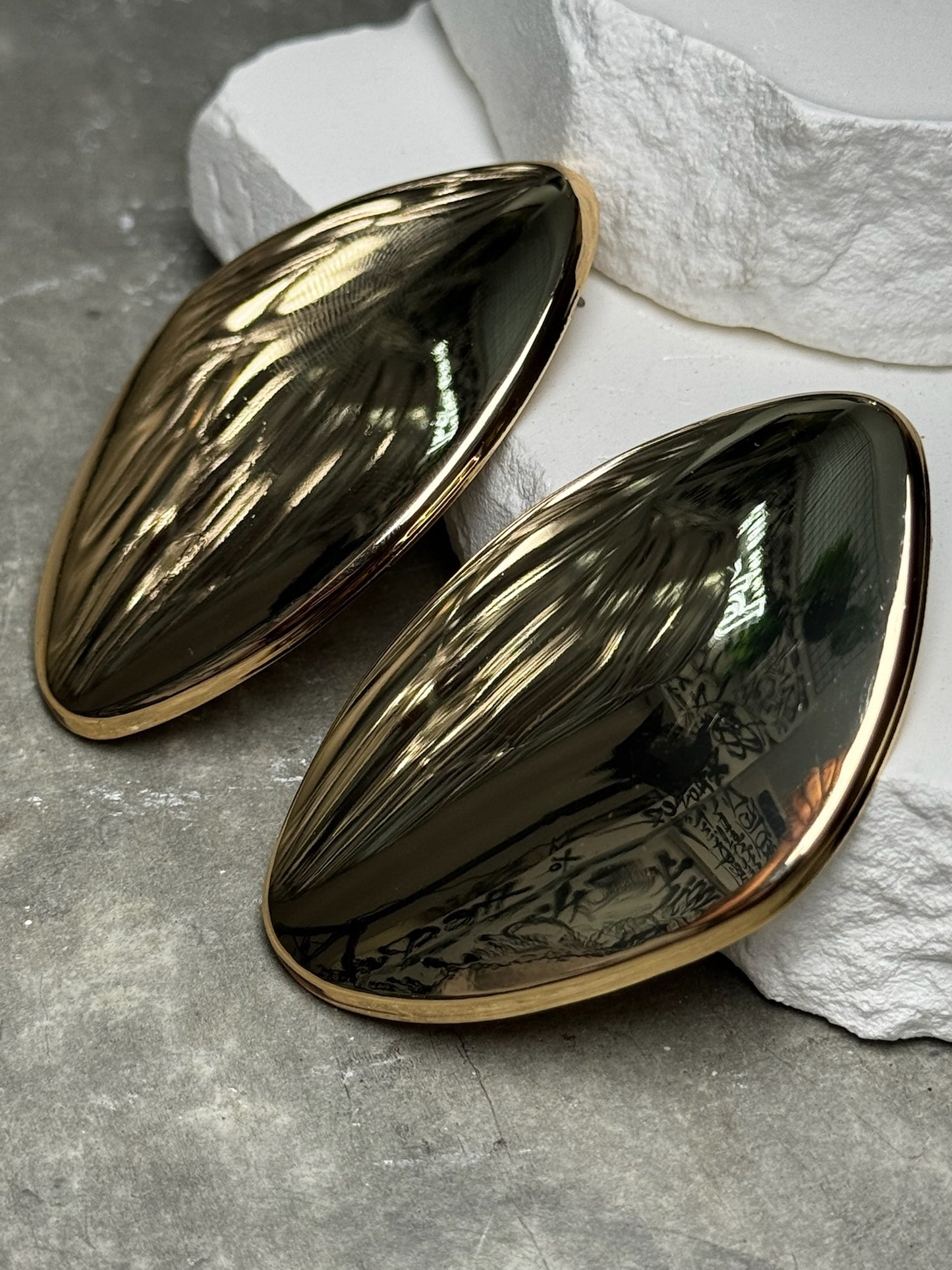 The Main Character Metal Plate Earrings