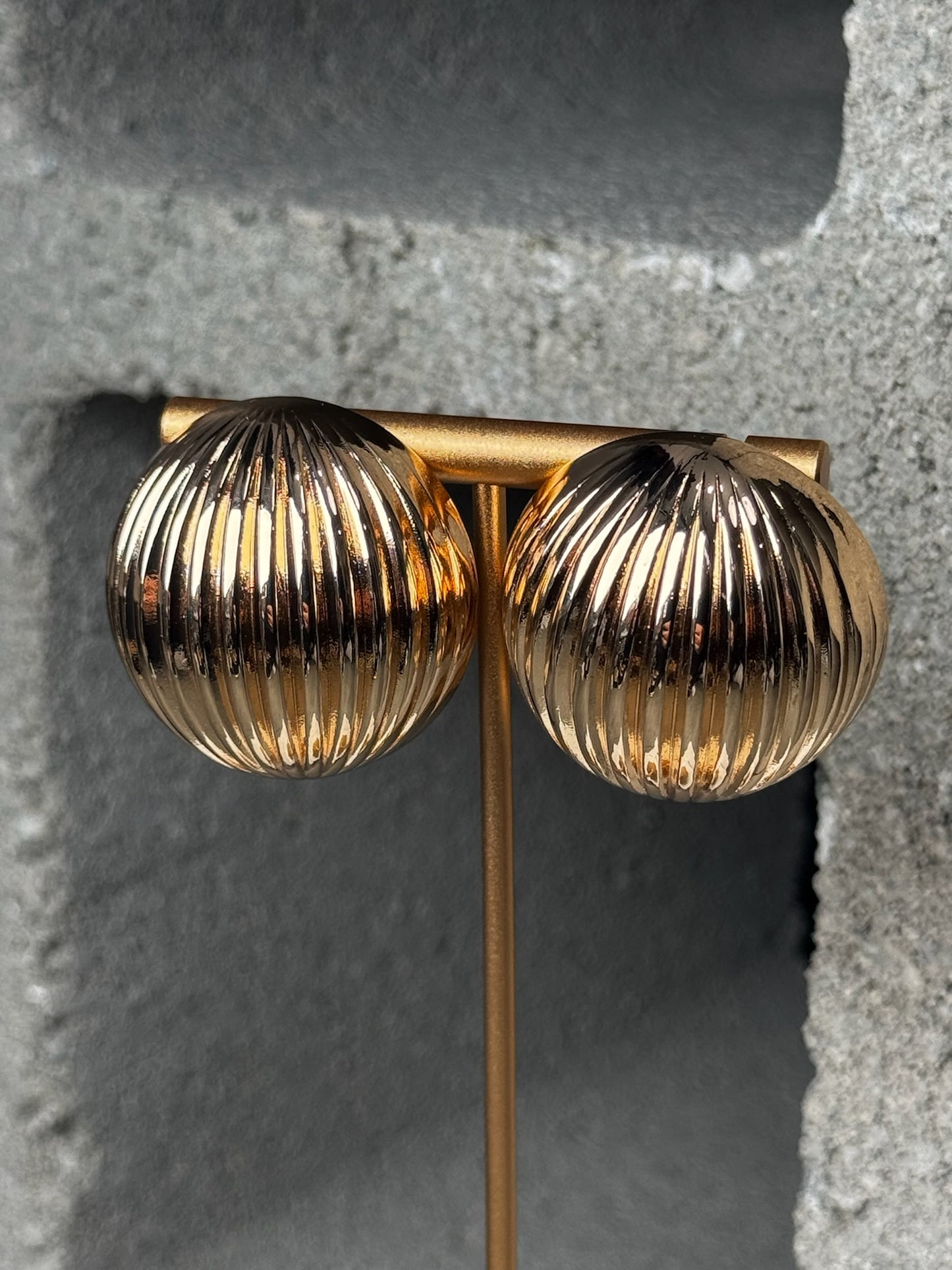 Lovebyte Ribbed Studs