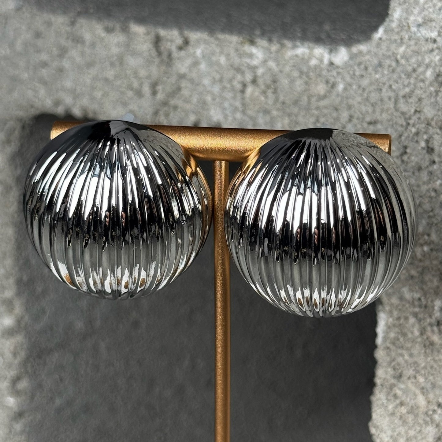 Lovebyte Ribbed Studs